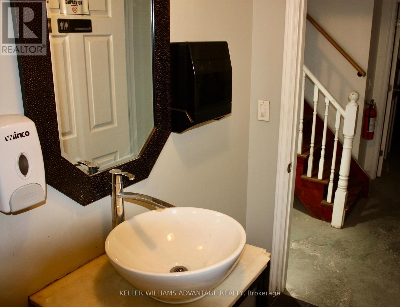 672 Yonge Street, Toronto, ON