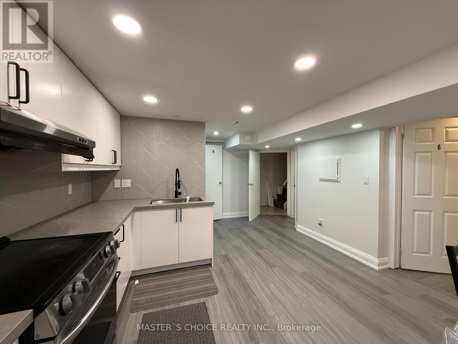 Bsmt - 92 Loganberry Crescent, Toronto, ON - Indoor Photo Showing Kitchen