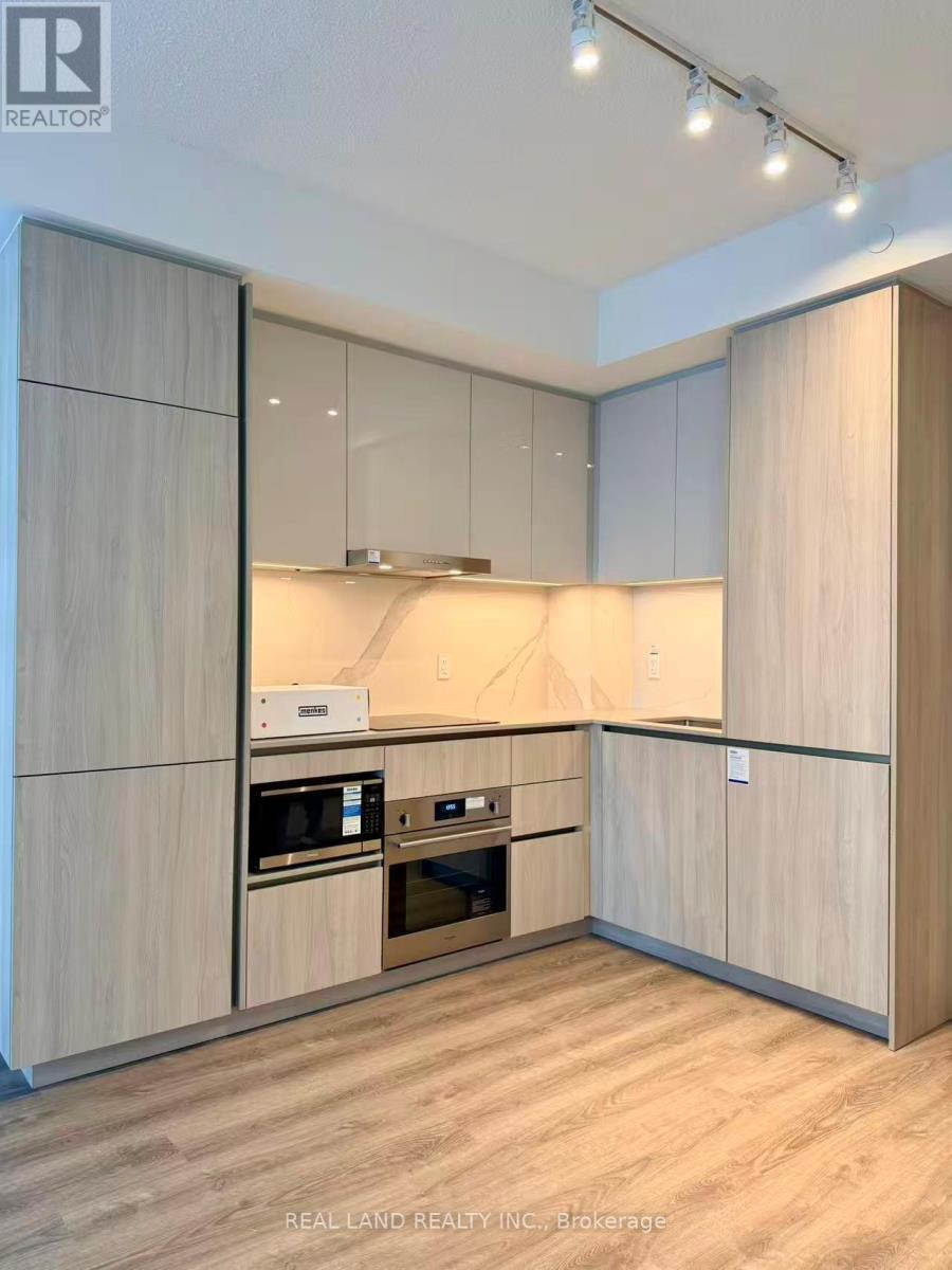 4615 - 8 Interchange Way, Vaughan, ON - Indoor Photo Showing Kitchen