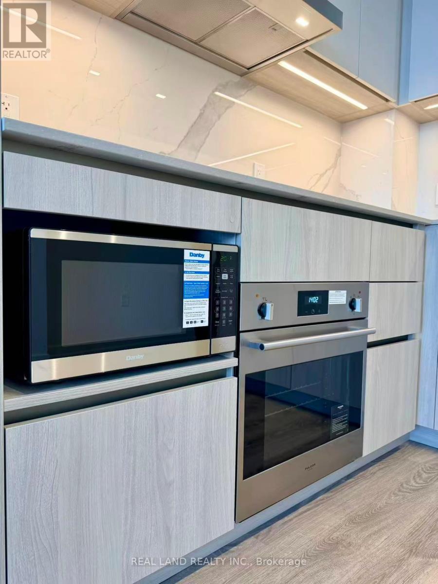 4615 - 8 Interchange Way, Vaughan, ON - Indoor Photo Showing Kitchen