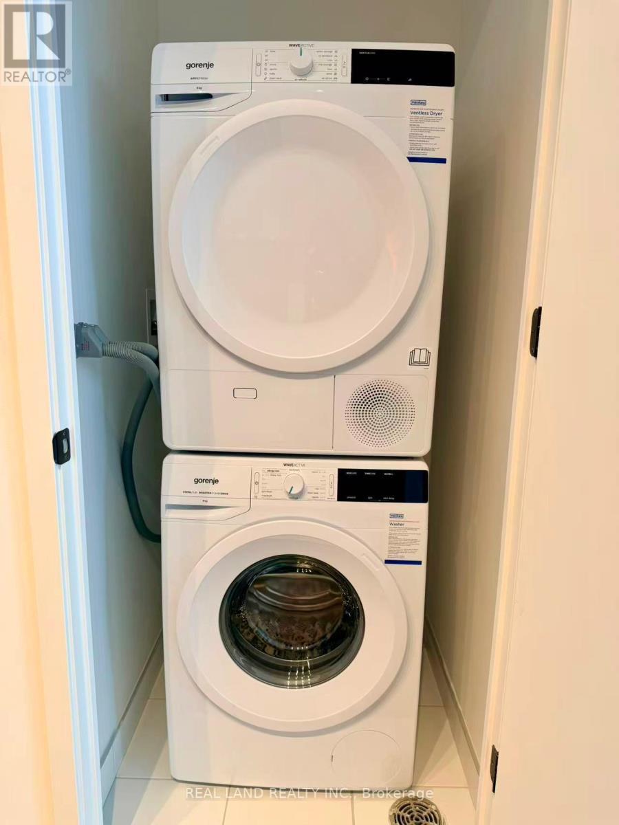 4615 - 8 Interchange Way, Vaughan, ON - Indoor Photo Showing Laundry Room