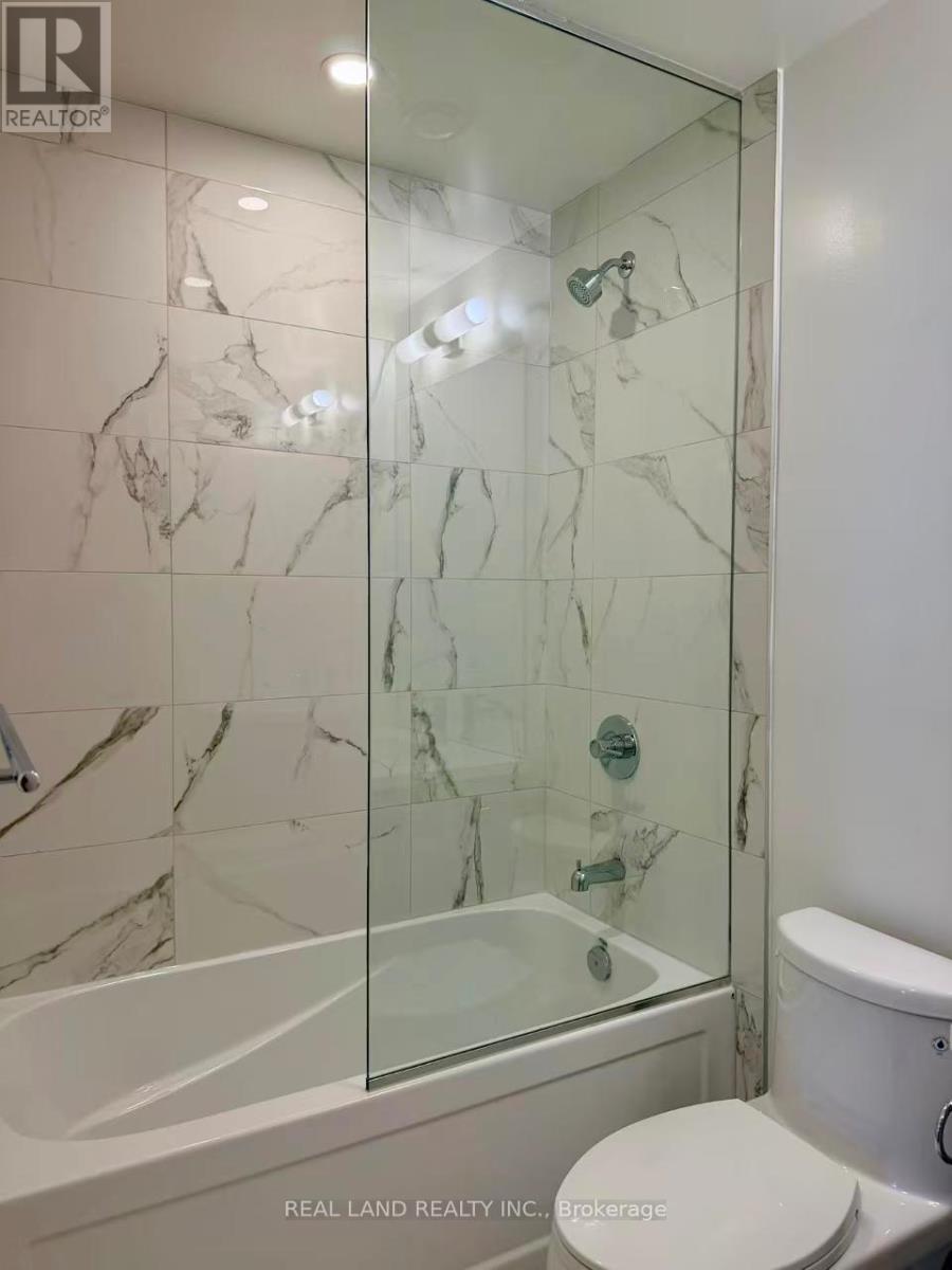 4615 - 8 Interchange Way, Vaughan, ON - Indoor Photo Showing Bathroom