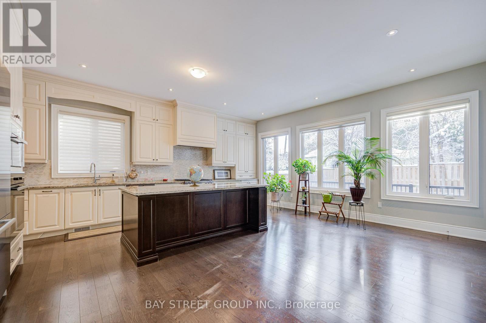 75 Douglas Road, Richmond Hill, ON - Indoor Photo Showing Kitchen