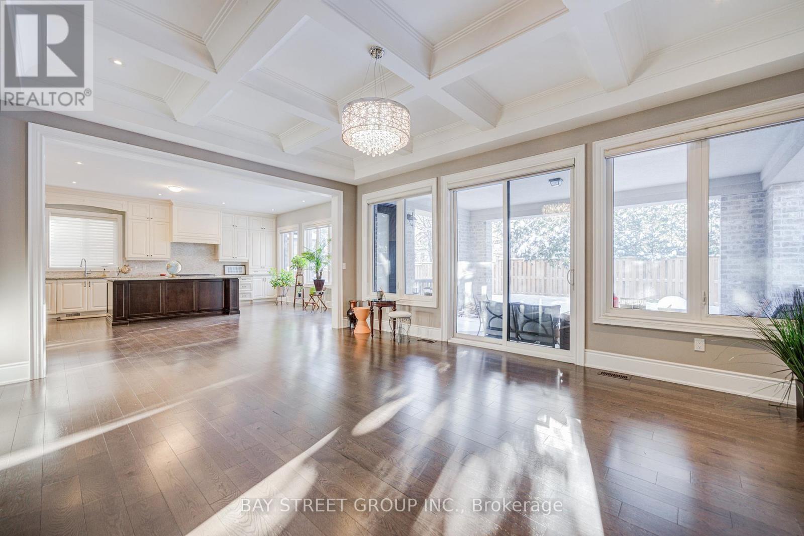 75 Douglas Road, Richmond Hill, ON - Indoor Photo Showing Living Room
