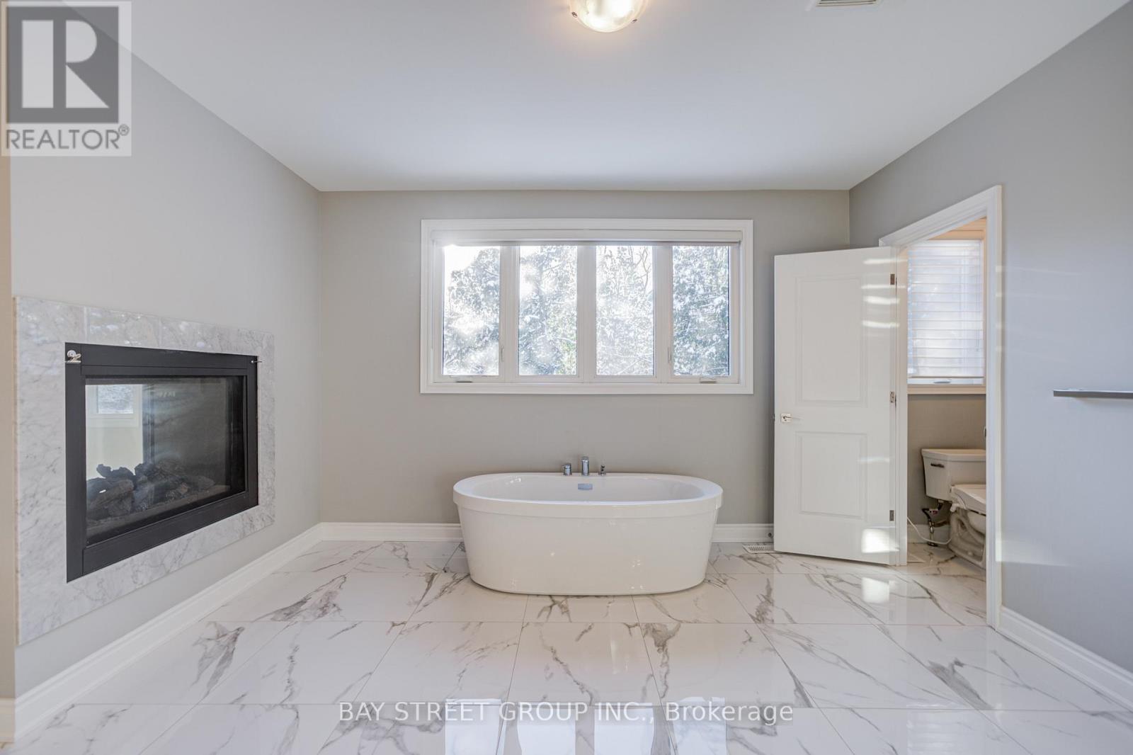 75 Douglas Road, Richmond Hill, ON - Indoor Photo Showing Bathroom With Fireplace