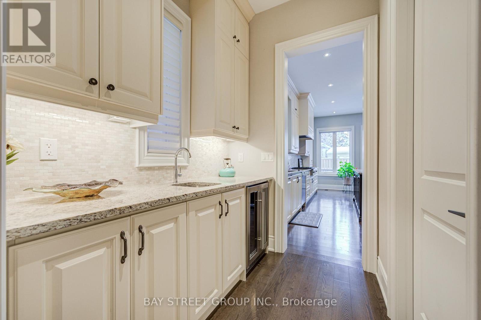75 Douglas Road, Richmond Hill, ON - Indoor Photo Showing Kitchen With Upgraded Kitchen