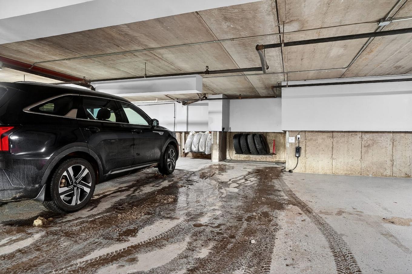 Garage - 49-8275 Rue Sherbrooke E., Montréal (Mercier/Hochelaga-Maisonneuve), QC - Indoor Photo Showing Garage