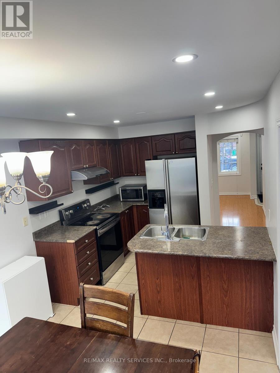 74 Severin Street, Brampton, ON - Indoor Photo Showing Kitchen