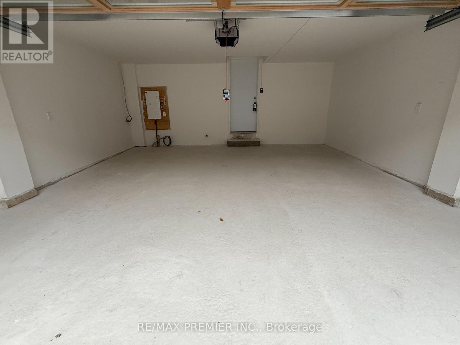 10 Kingbird Common, Cambridge, ON - Indoor Photo Showing Garage