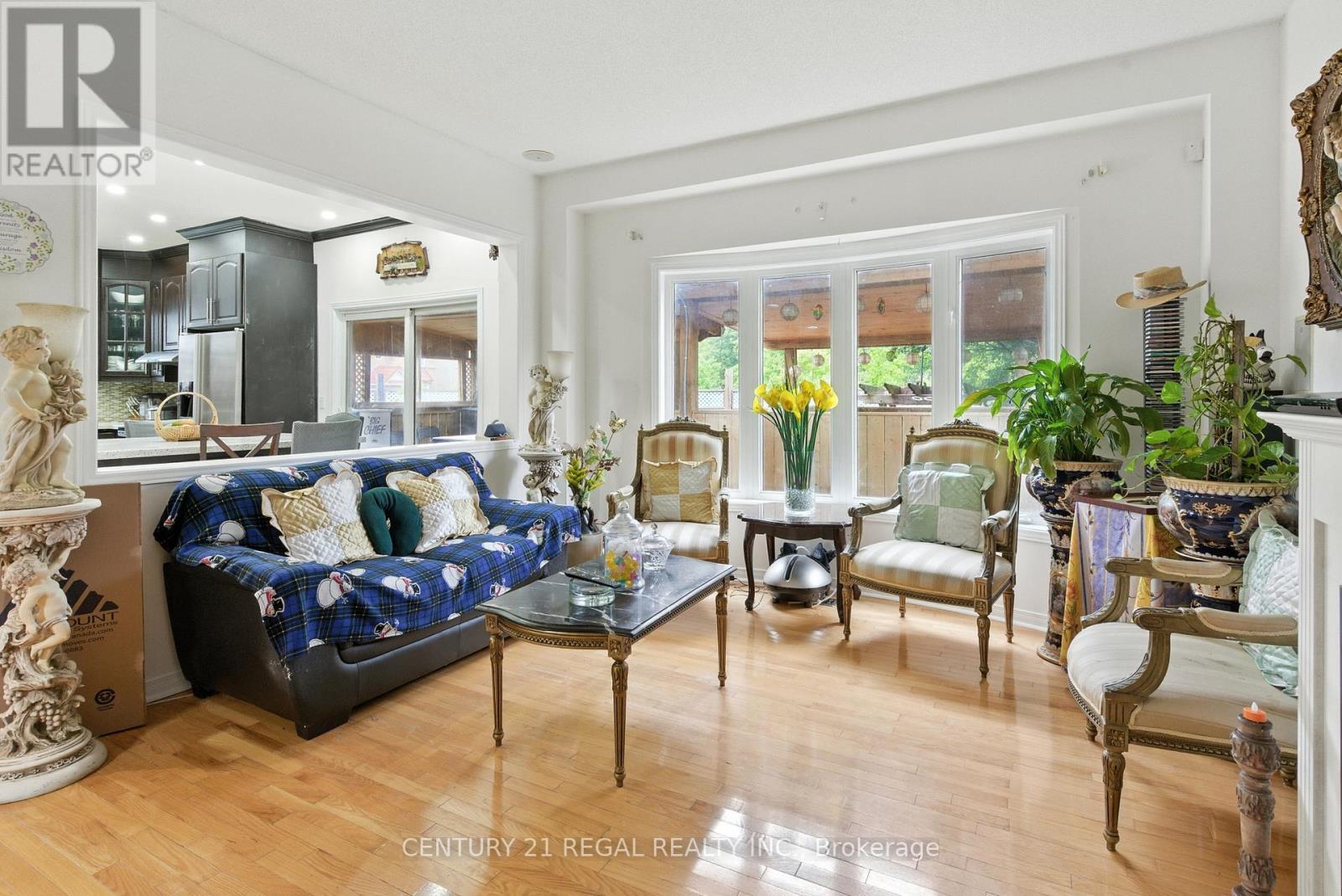 3 Osprey Court, Toronto, ON - Indoor Photo Showing Living Room