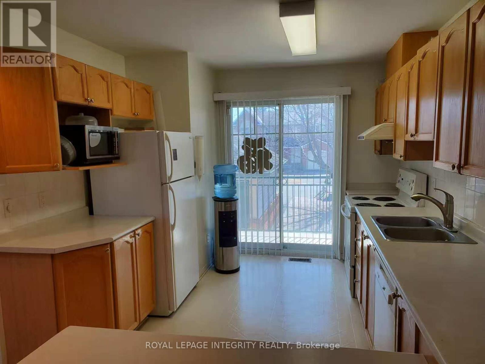 31 Thornbury Crescent, Ottawa, ON - Indoor Photo Showing Kitchen With Double Sink