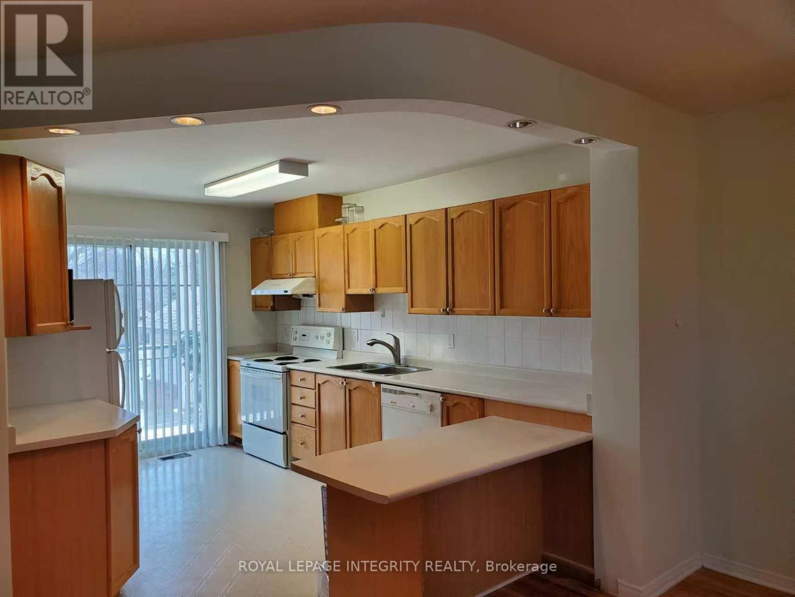 31 Thornbury Crescent, Ottawa, ON - Indoor Photo Showing Kitchen With Double Sink