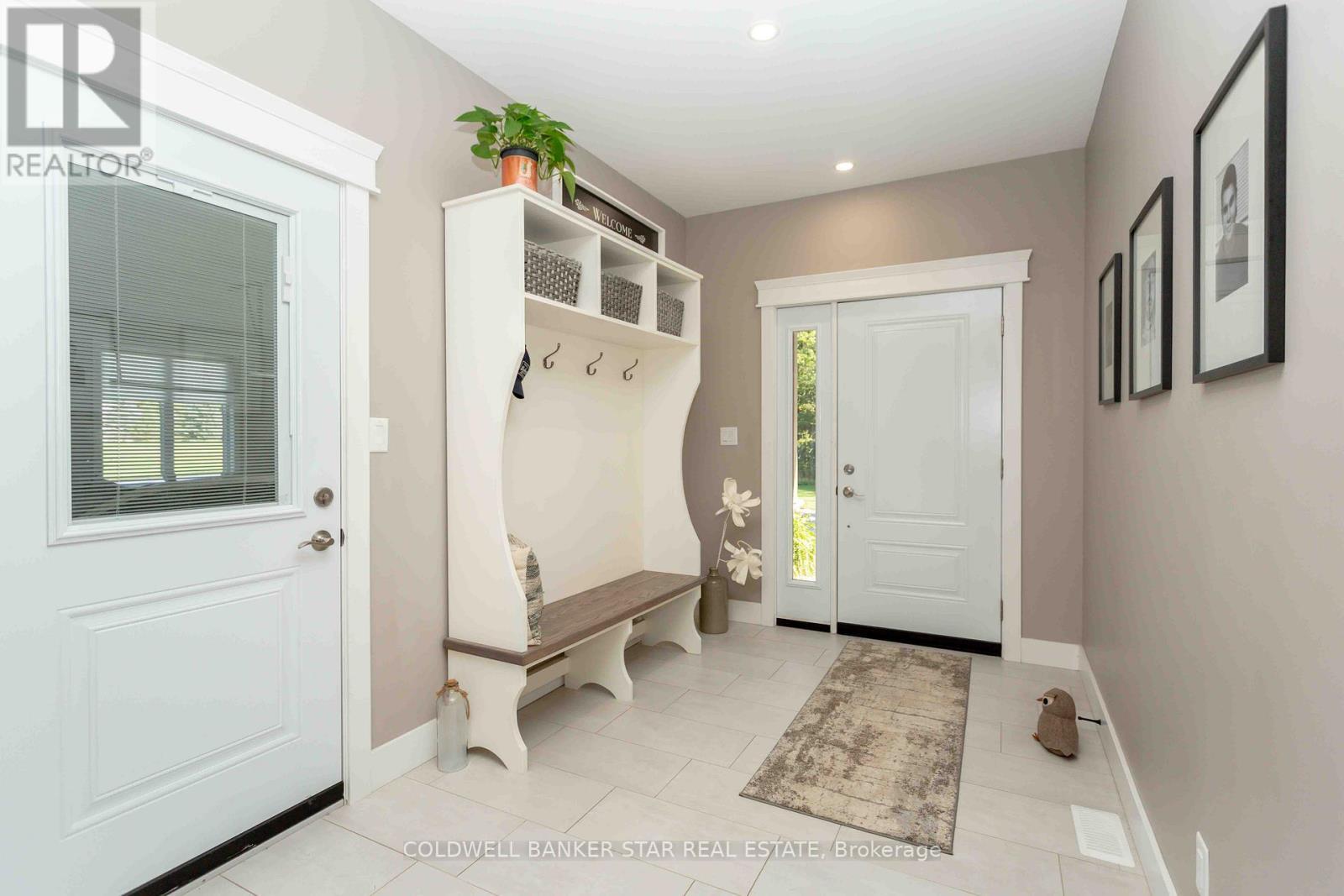 Large, welcoming entry. - 8037 Springwater Road, Central Elgin, ON