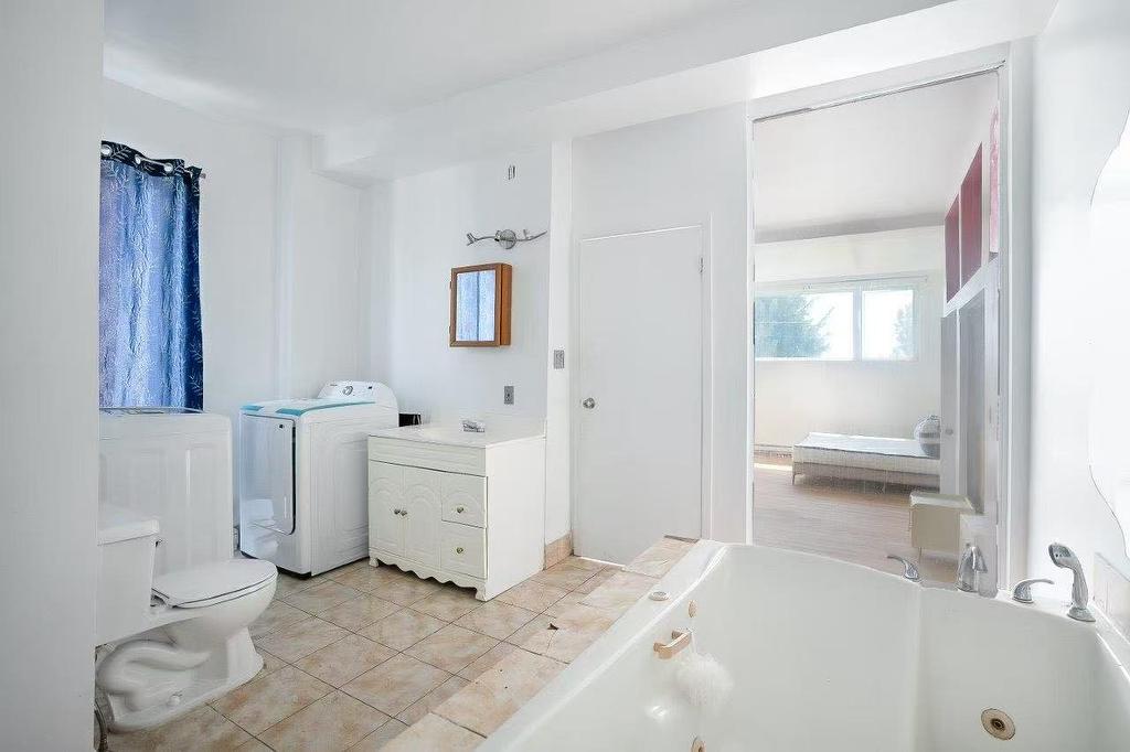 Bathroom - 16 Rue St-André, Saint-Rémi, QC - Indoor Photo Showing Laundry Room