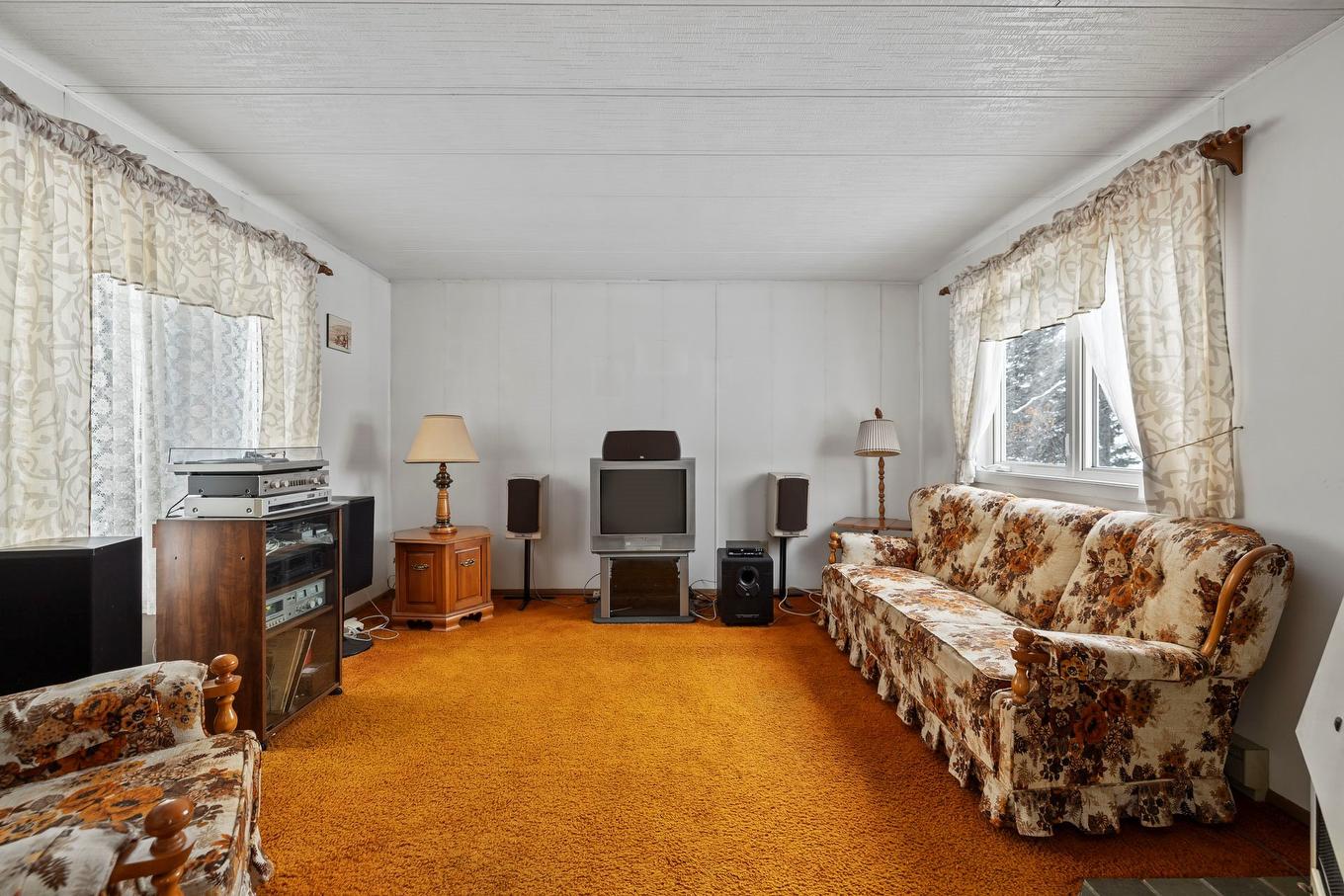 Salon - 162 Route 342, Pointe-Fortune, QC - Indoor