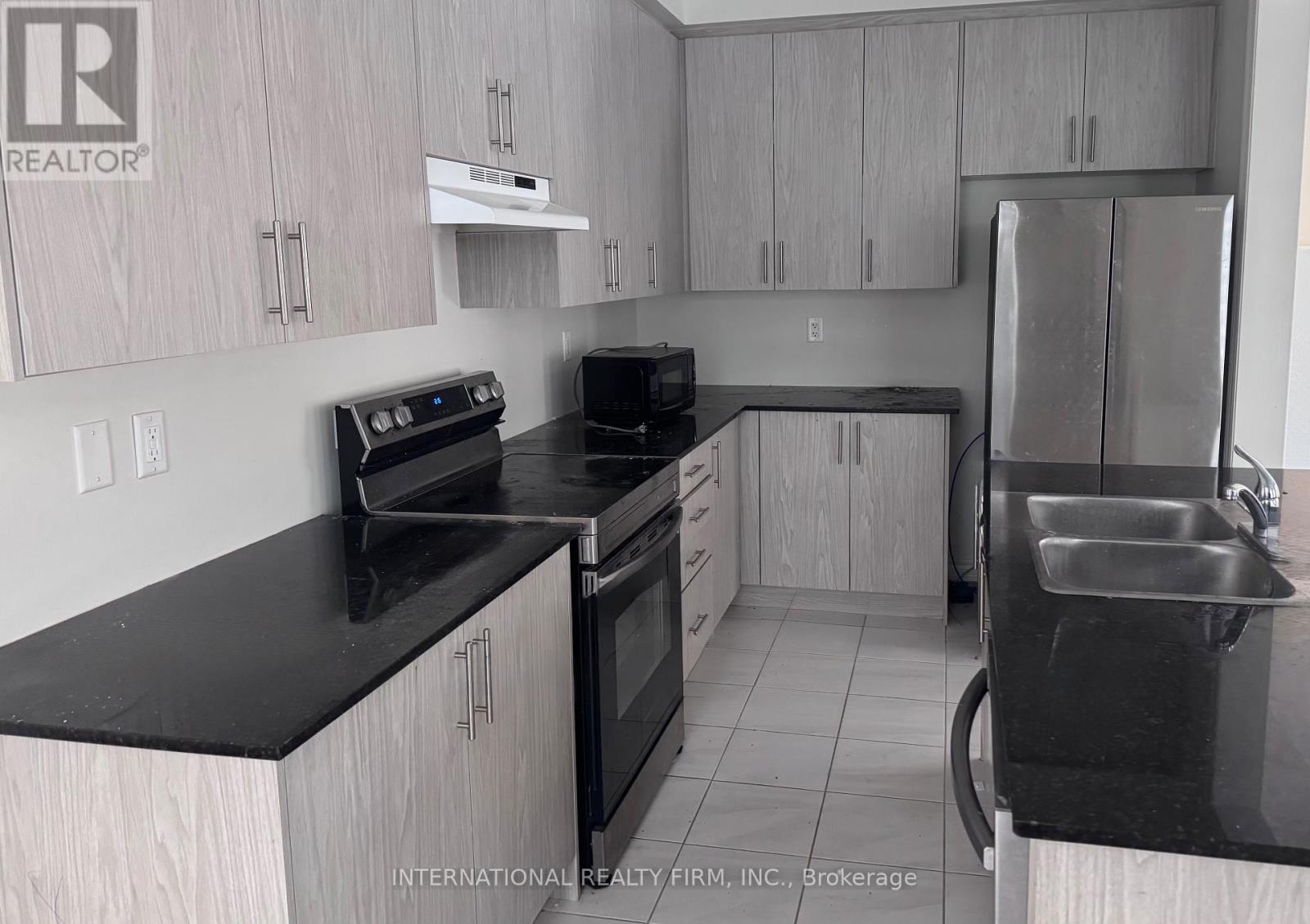 1222 Plymouth Drive, Oshawa, ON - Indoor Photo Showing Kitchen With Double Sink