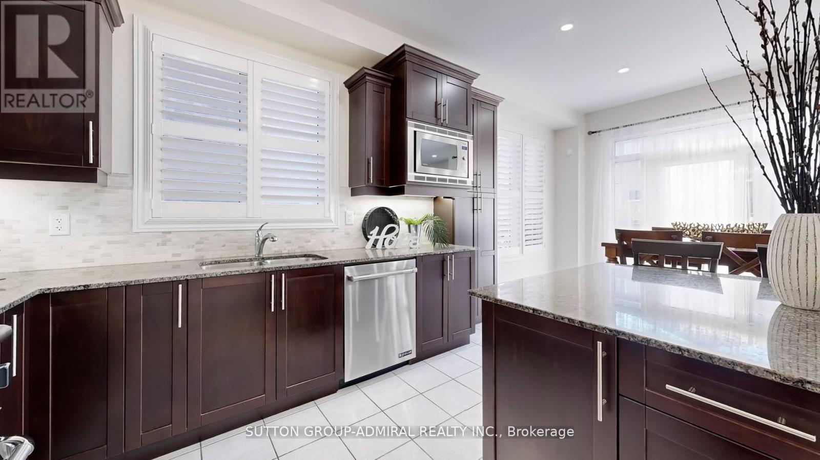 186 Ascalon Drive, Vaughan, ON - Indoor Photo Showing Kitchen With Upgraded Kitchen