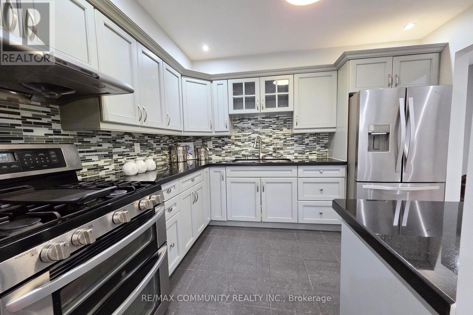31 Stather Crescent, Markham, ON - Indoor Photo Showing Kitchen With Stainless Steel Kitchen With Upgraded Kitchen