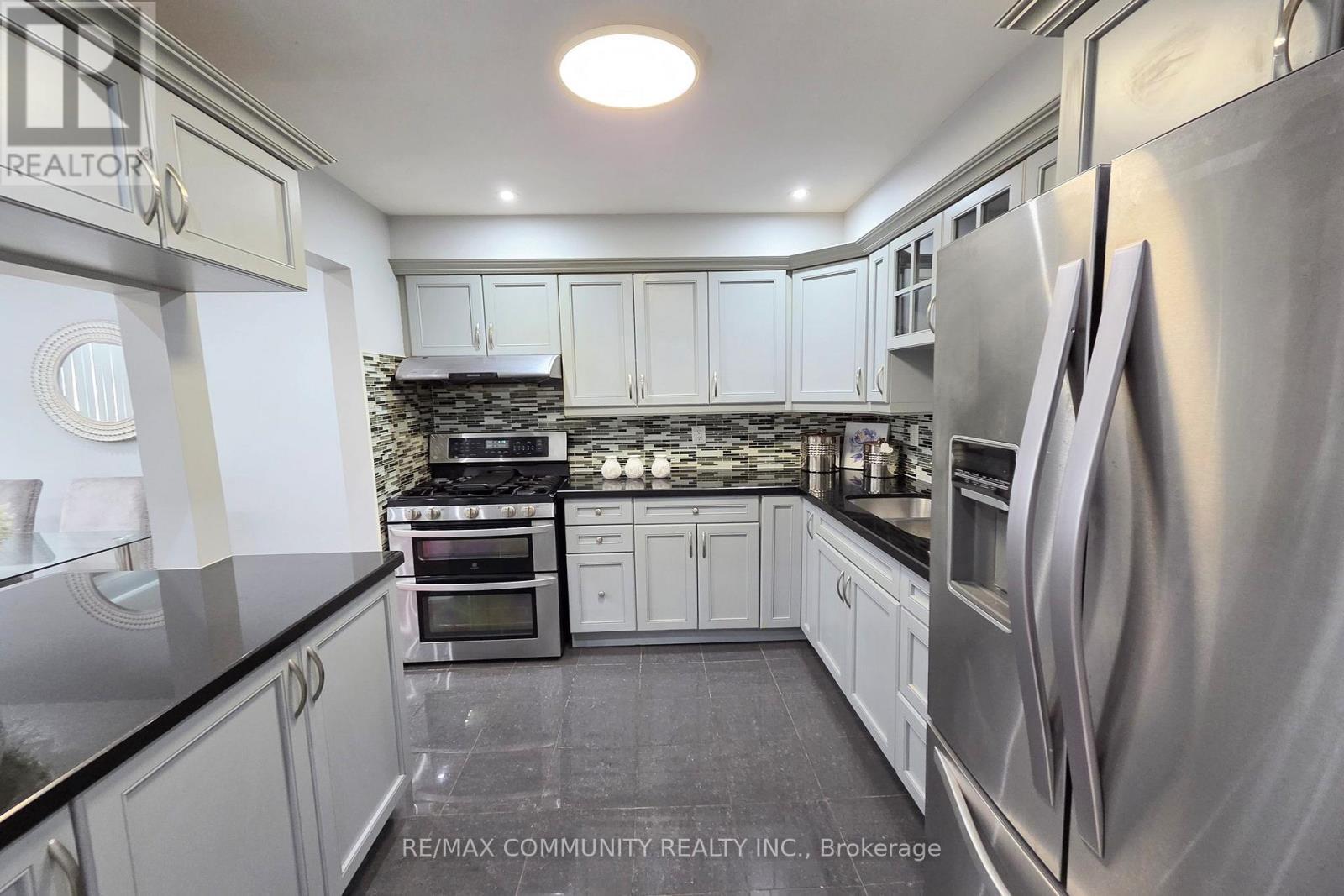 31 Stather Crescent, Markham, ON - Indoor Photo Showing Kitchen With Stainless Steel Kitchen With Upgraded Kitchen