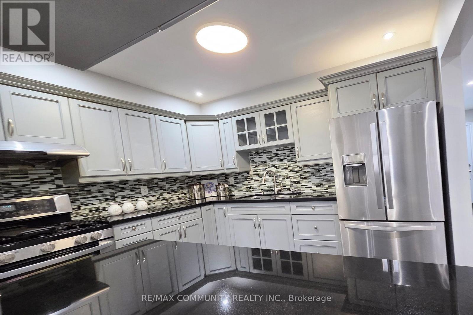 31 Stather Crescent, Markham, ON - Indoor Photo Showing Kitchen With Stainless Steel Kitchen With Upgraded Kitchen