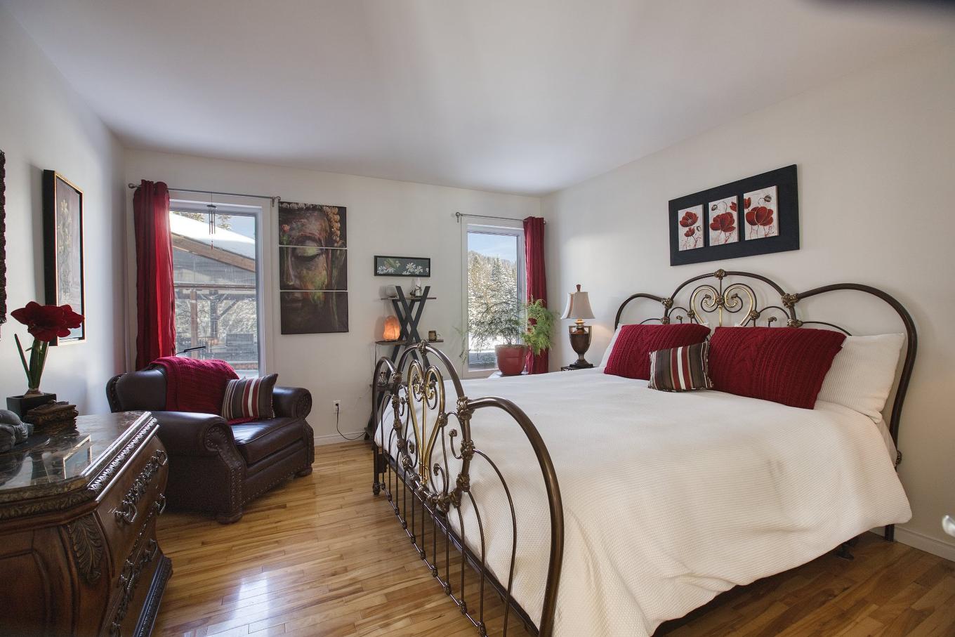 Chambre à coucher principale - 511 Rue Des Sous-Bois, Sainte-Agathe-Des-Monts, QC - Indoor Photo Showing Bedroom