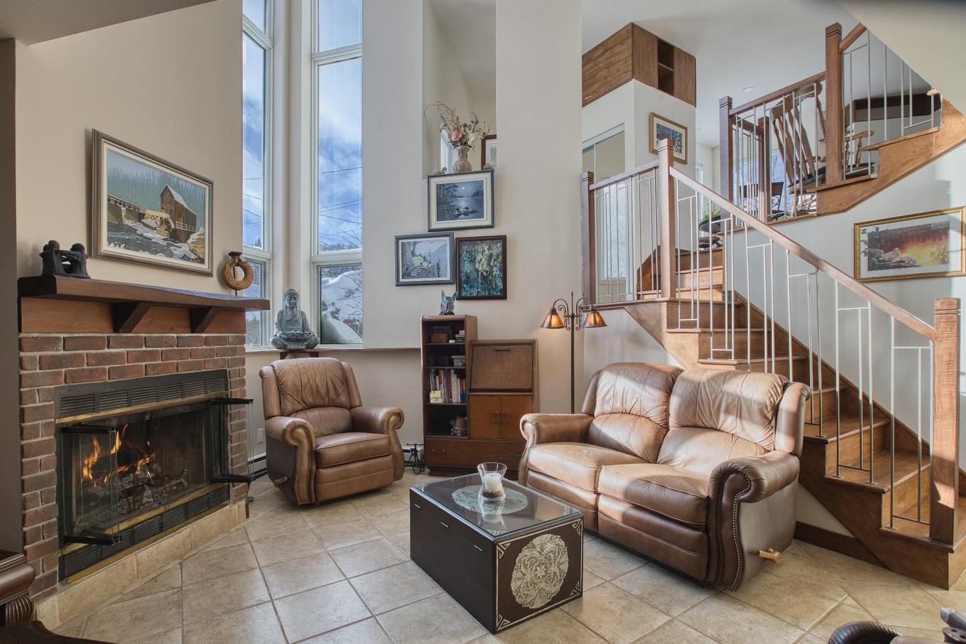 Salon - 511 Rue Des Sous-Bois, Sainte-Agathe-Des-Monts, QC - Indoor Photo Showing Living Room With Fireplace