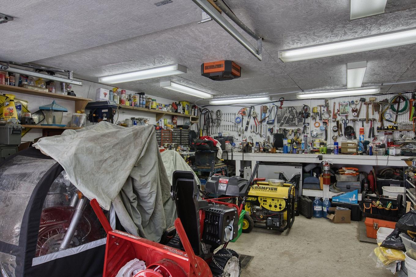 Remise - 511 Rue Des Sous-Bois, Sainte-Agathe-Des-Monts, QC - Indoor Photo Showing Garage