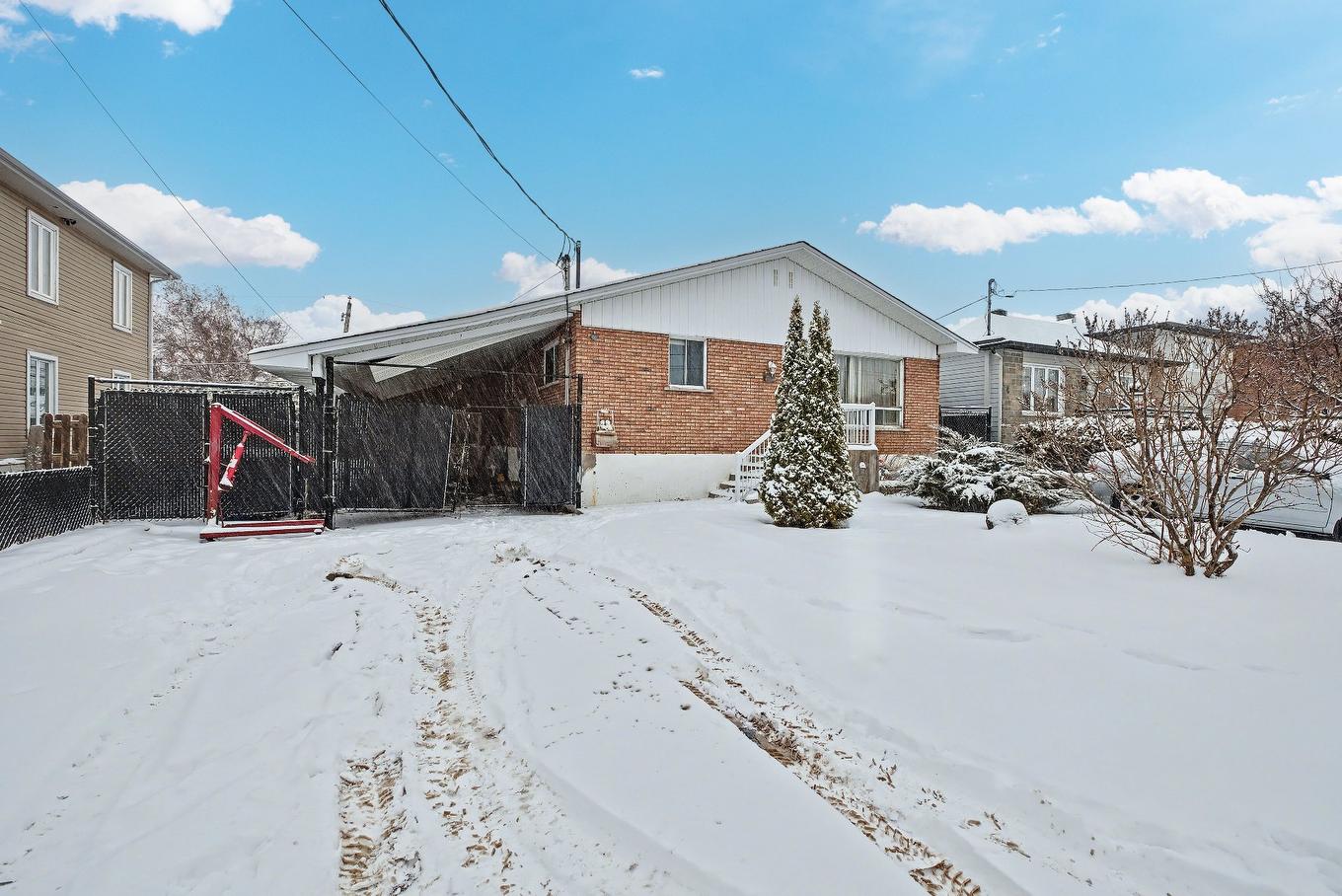 Façade - 245 Rue Brébeuf, Sainte-Catherine, QC - Outdoor