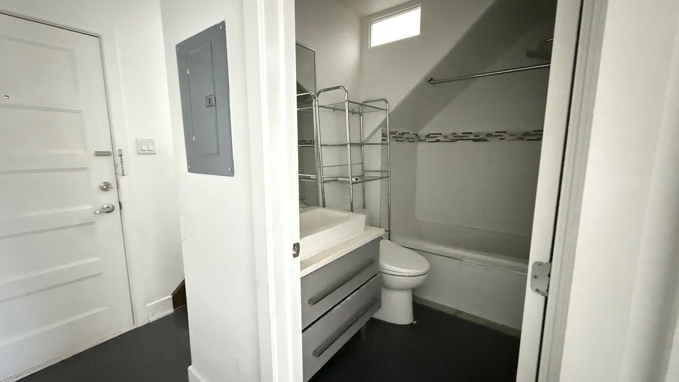 Bathroom - 9-1216 Rue St-Hubert, Montréal (Ville-Marie), QC - Indoor Photo Showing Bathroom