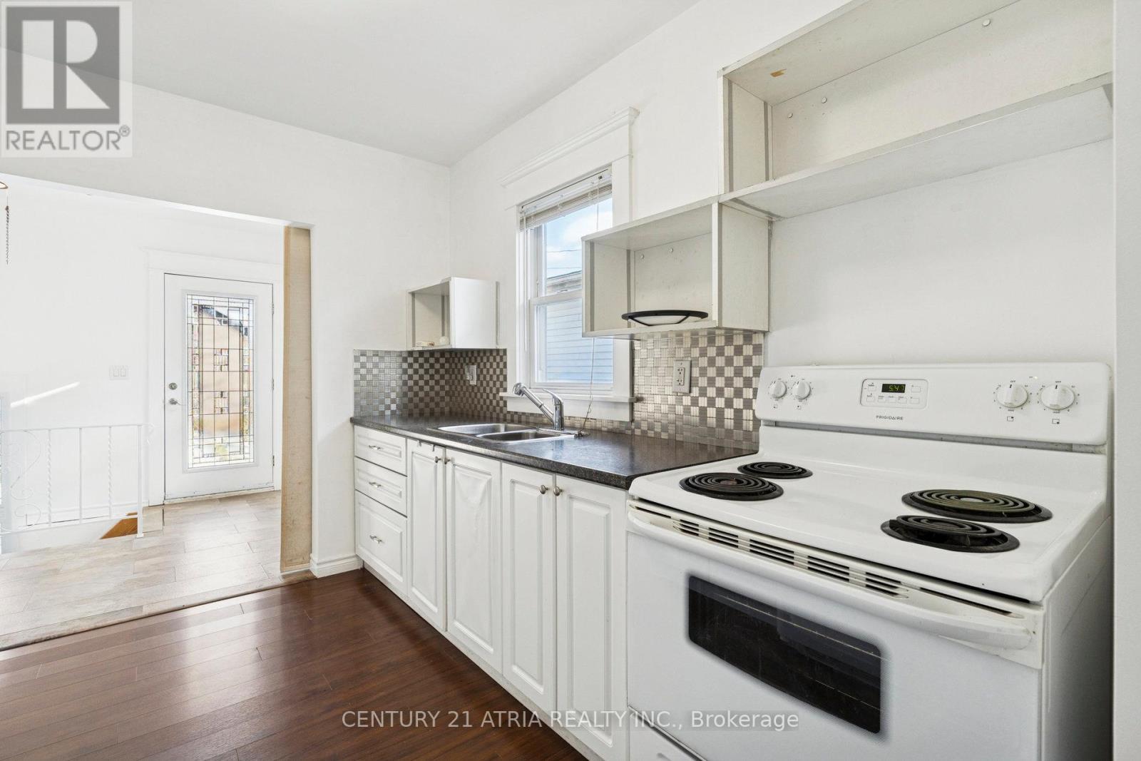 106 Burgar Street, Welland, ON - Indoor Photo Showing Kitchen With Double Sink
