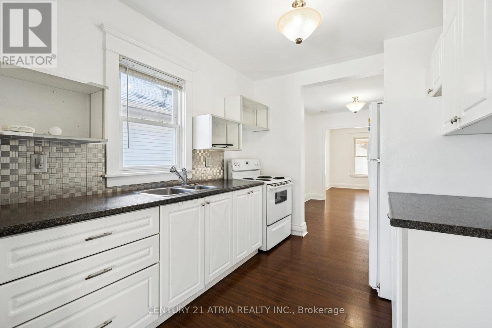 106 Burgar Street, Welland, ON - Indoor Photo Showing Kitchen With Double Sink