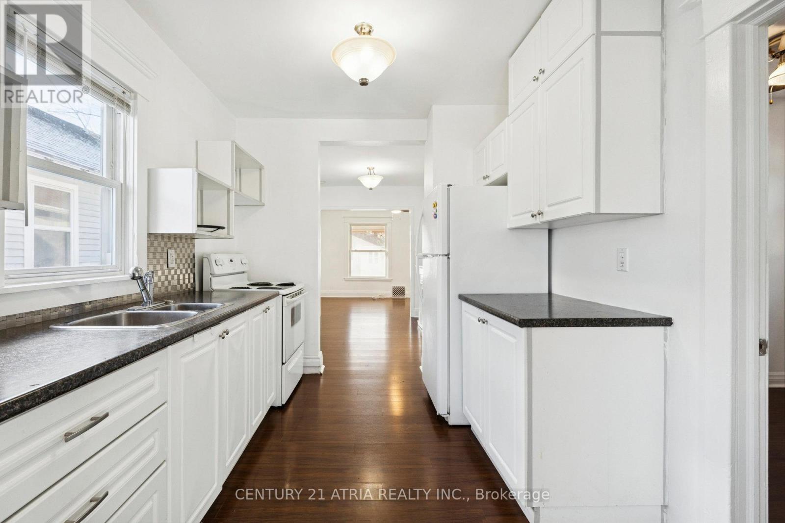 106 Burgar Street, Welland, ON - Indoor Photo Showing Kitchen With Double Sink