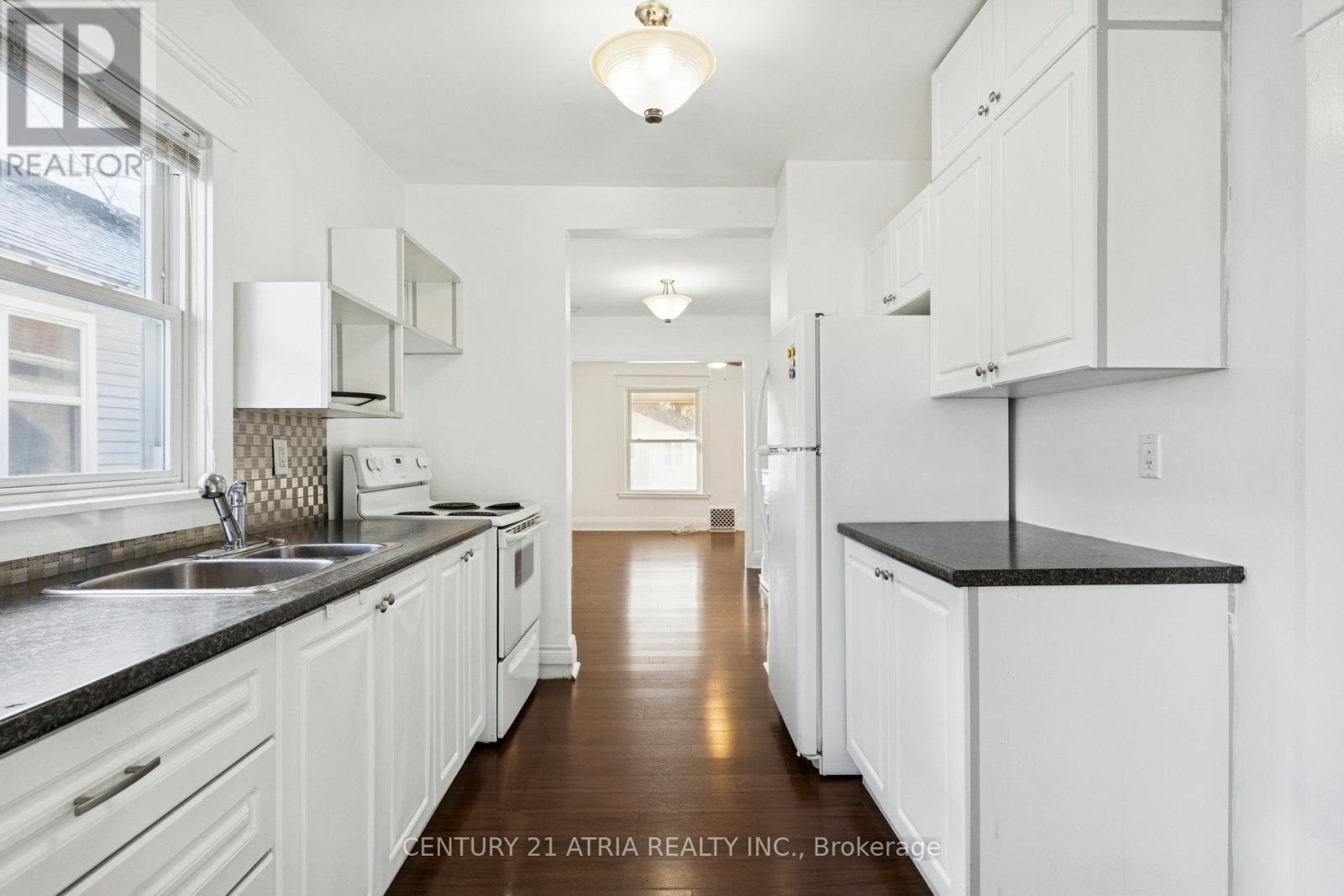 106 Burgar Street, Welland, ON - Indoor Photo Showing Kitchen With Double Sink