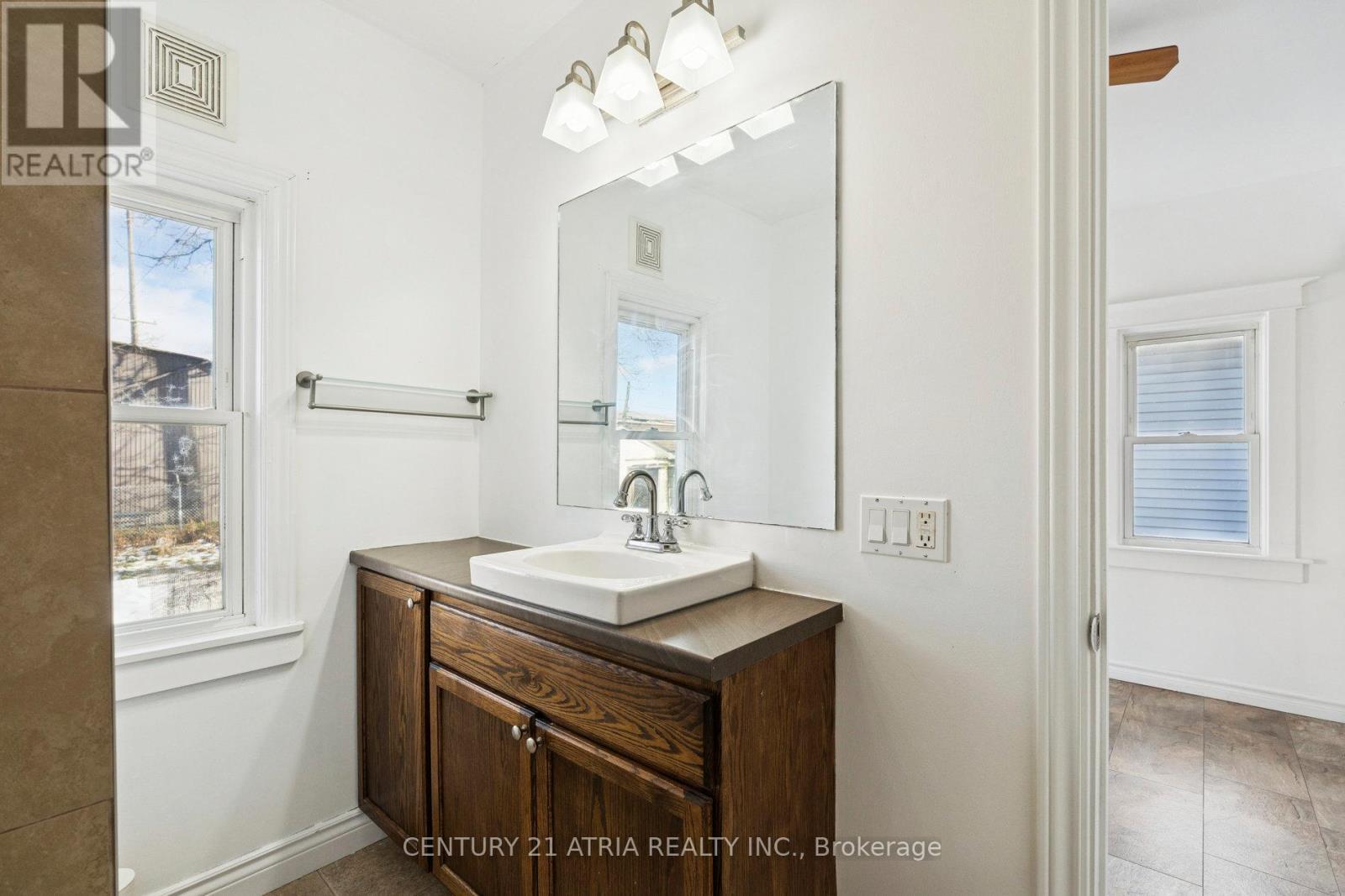 106 Burgar Street, Welland, ON - Indoor Photo Showing Bathroom