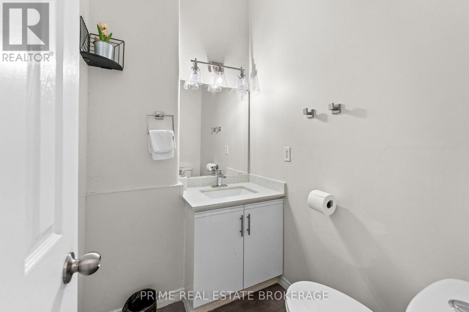 Unit 4 - 366 Richmond Street, London East (East K), ON - Indoor Photo Showing Bathroom