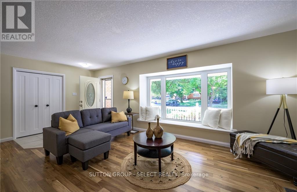 Upper - 6 Kirkton Court, London North (North H), ON - Indoor Photo Showing Living Room