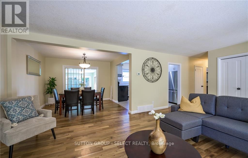 Upper - 6 Kirkton Court, London North (North H), ON - Indoor Photo Showing Living Room