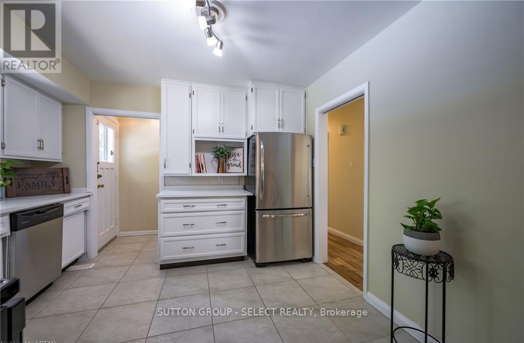 Upper - 6 Kirkton Court, London North (North H), ON - Indoor Photo Showing Kitchen