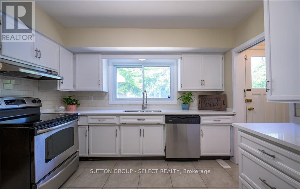 Upper - 6 Kirkton Court, London North (North H), ON - Indoor Photo Showing Kitchen