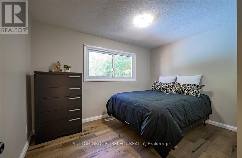 Upper - 6 Kirkton Court, London North (North H), ON - Indoor Photo Showing Bedroom