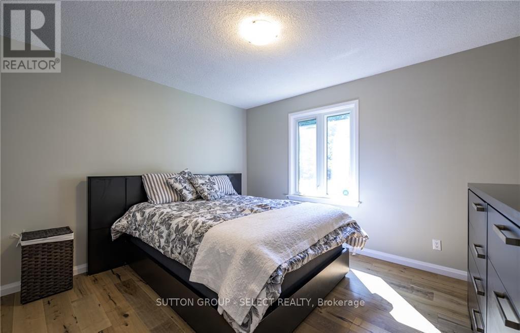 Upper - 6 Kirkton Court, London North (North H), ON - Indoor Photo Showing Bedroom