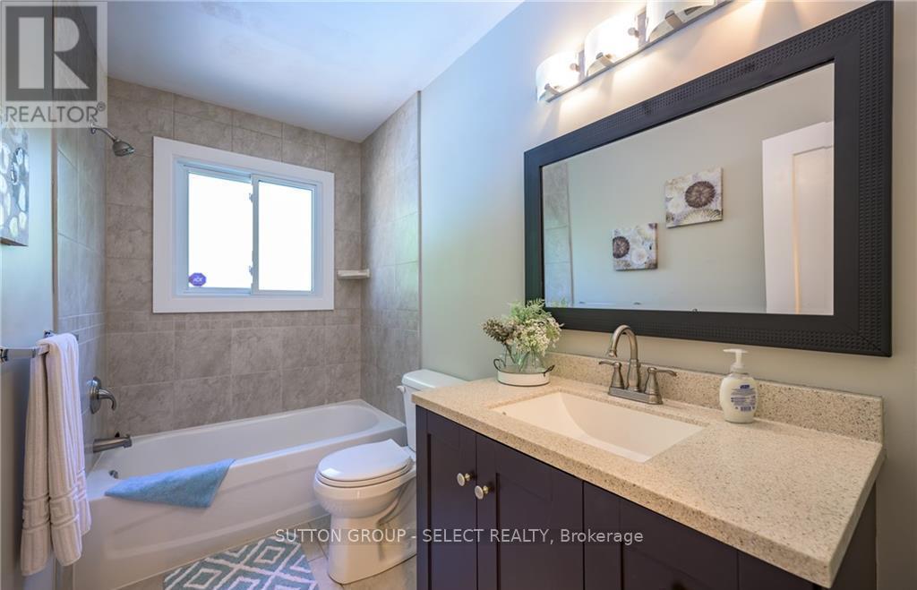 Upper - 6 Kirkton Court, London North (North H), ON - Indoor Photo Showing Bathroom