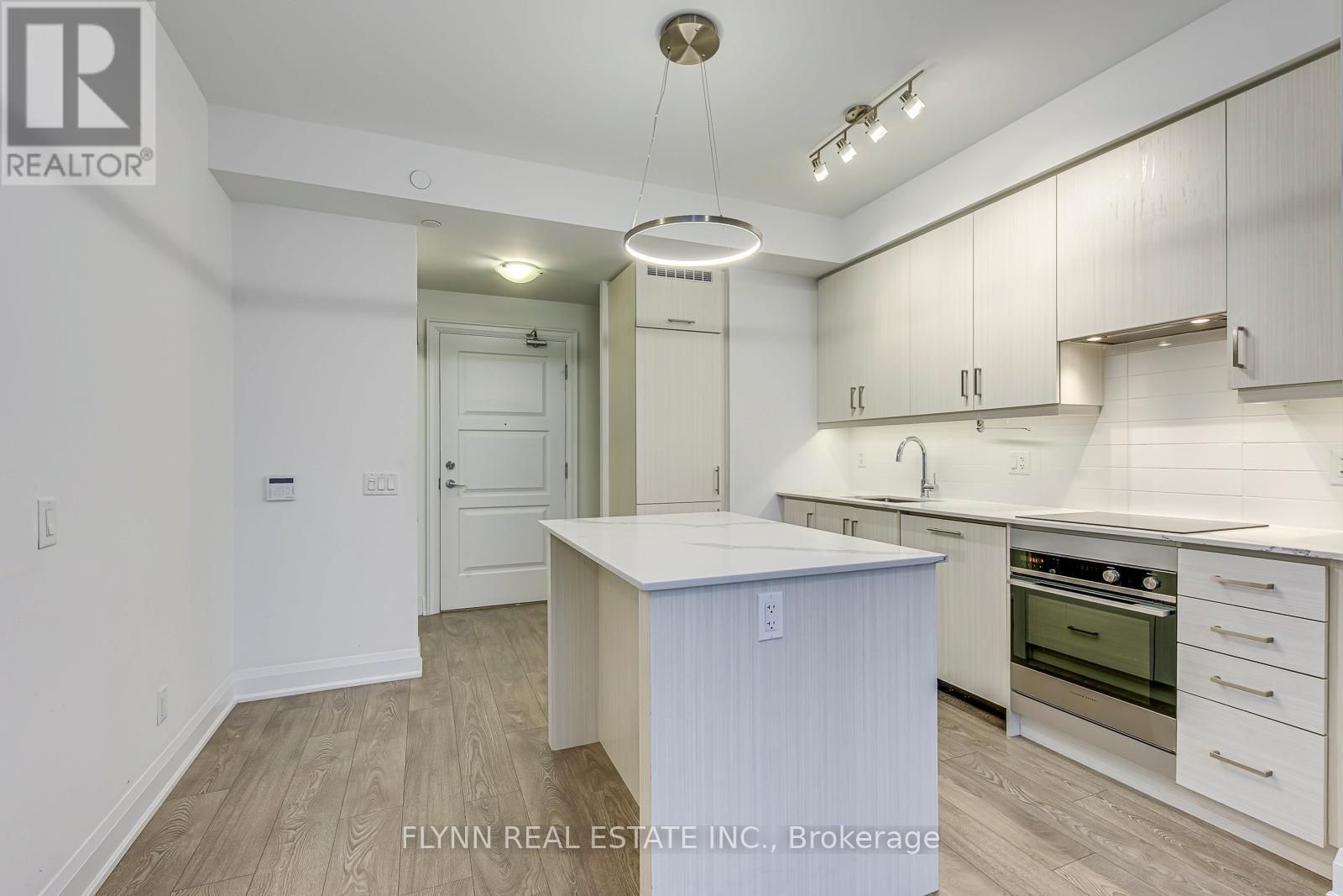 2001 - 36 Elm Drive W, Mississauga, ON - Indoor Photo Showing Kitchen With Upgraded Kitchen