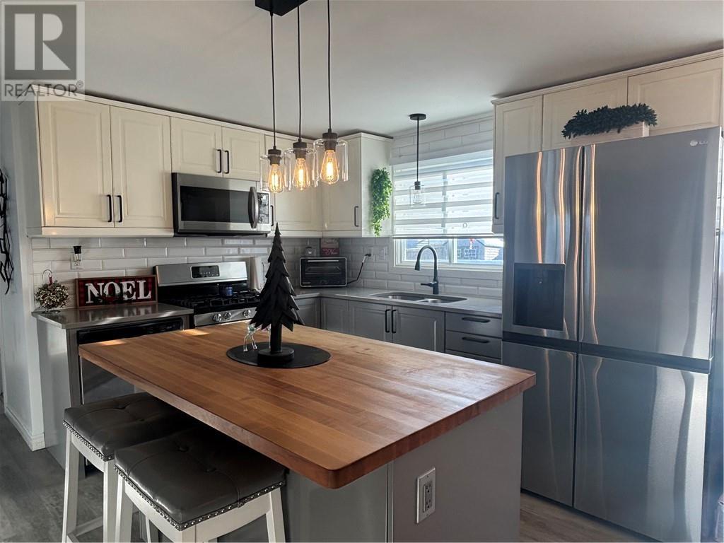 108 Armand Crescent, Chelmsford, ON - Indoor Photo Showing Kitchen With Double Sink