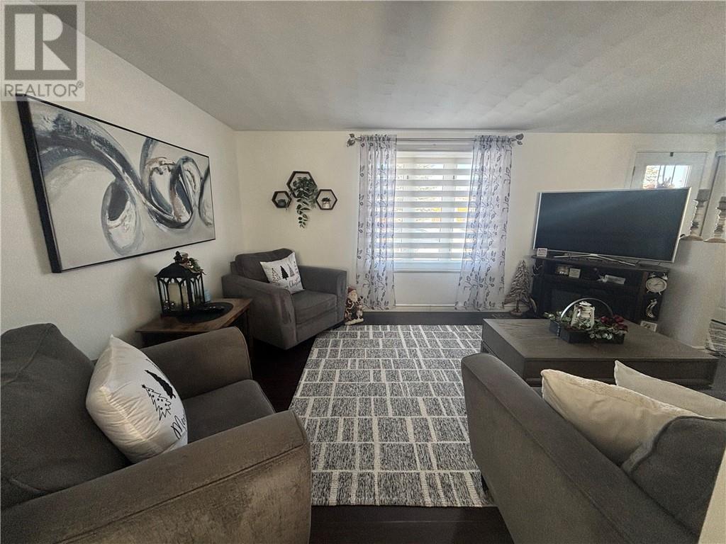 108 Armand Crescent, Chelmsford, ON - Indoor Photo Showing Living Room