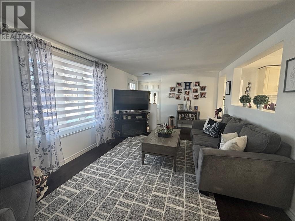 108 Armand Crescent, Chelmsford, ON - Indoor Photo Showing Living Room