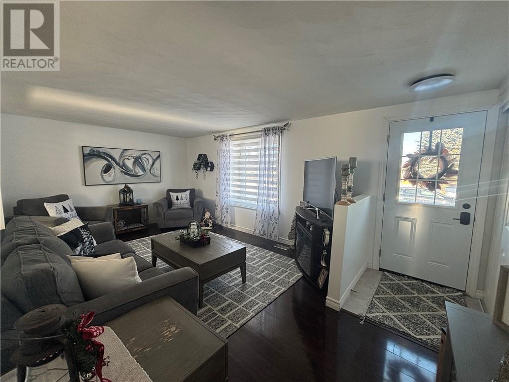108 Armand Crescent, Chelmsford, ON - Indoor Photo Showing Living Room