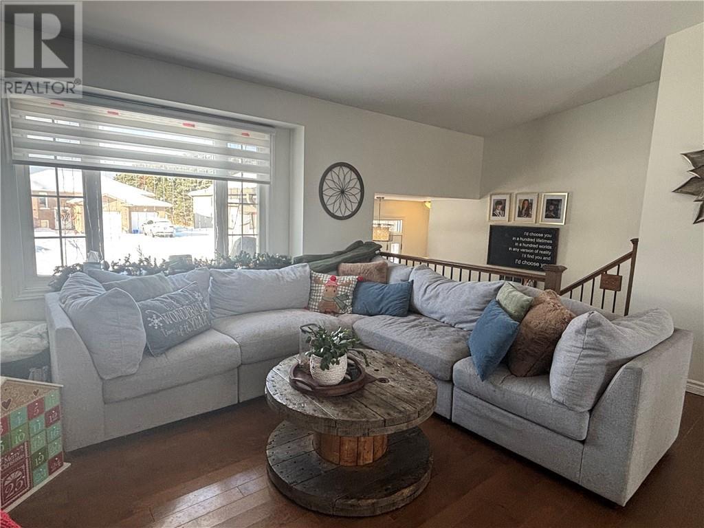 3099 Anizette Street, Chelmsford, ON - Indoor Photo Showing Living Room