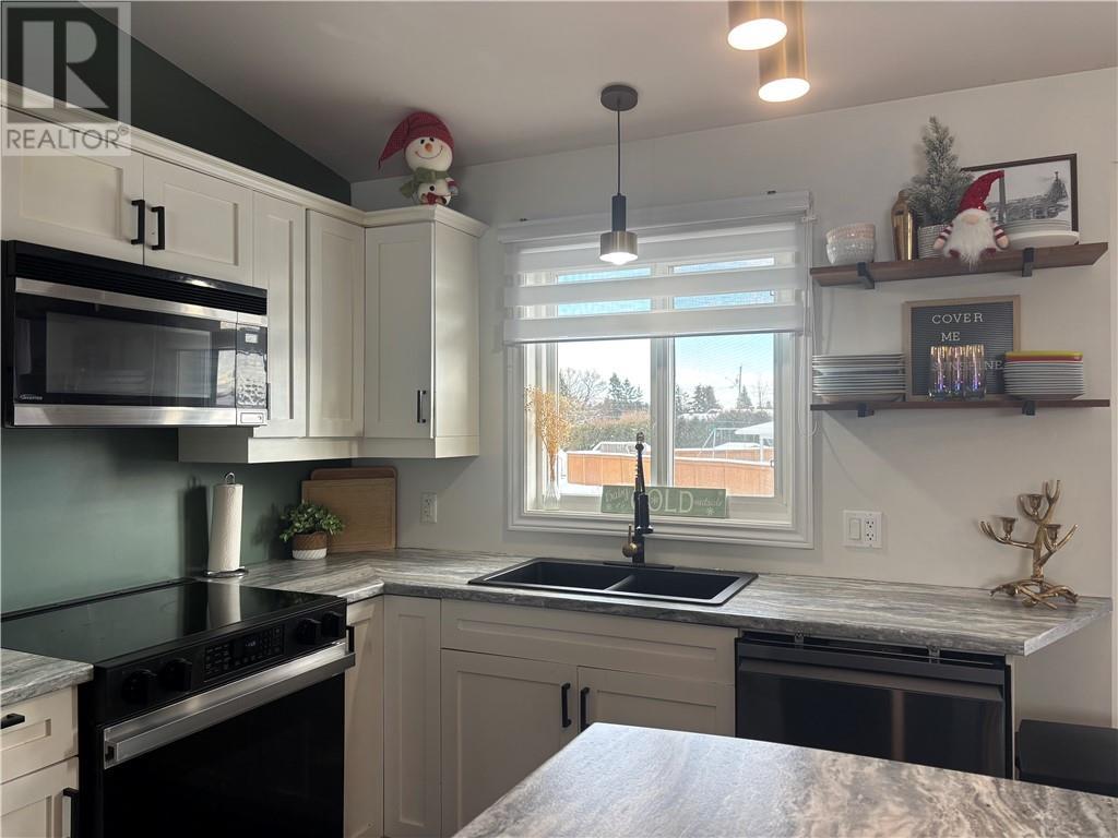 3099 Anizette Street, Chelmsford, ON - Indoor Photo Showing Kitchen With Double Sink With Upgraded Kitchen