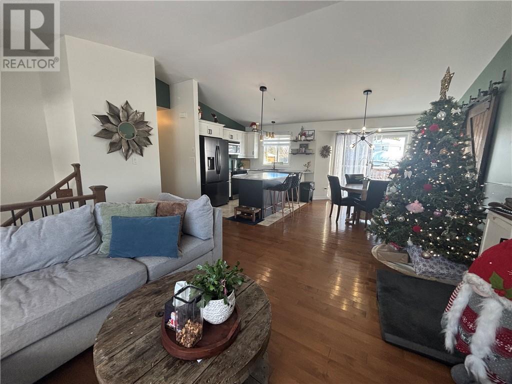 3099 Anizette Street, Chelmsford, ON - Indoor Photo Showing Living Room
